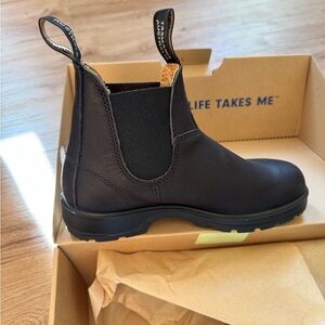 Women’s Blundstones: size 6 (US) classic chelsea boot in black.